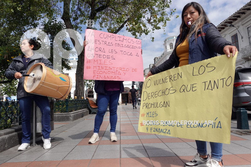 CUENCA-PLANTON-GRUPOS VULNERABLES CONTRA EL MIESS