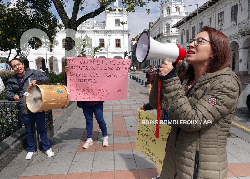 CUENCA-PLANTON-GRUPOS VULNERABLES CONTRA EL MIESS