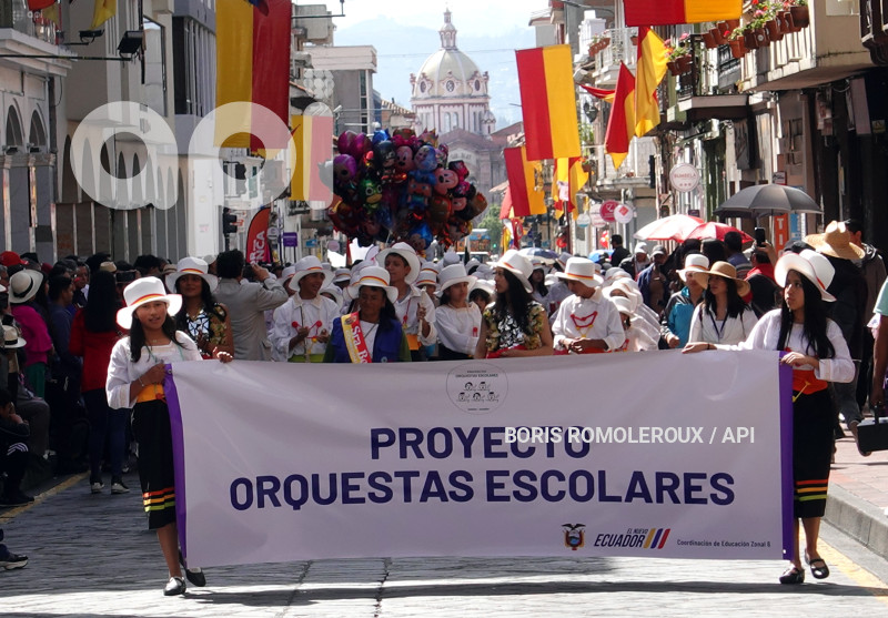 CUENCA-DESFILE ESTUDIANTIL-FISTAS DE CUENCA