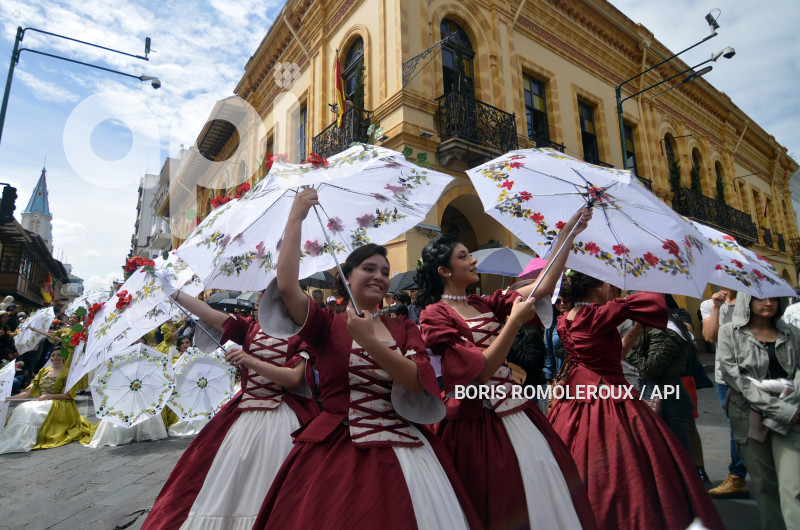 CUENCA-DESFILE ESTUDIANTIL-FISTAS DE CUENCA