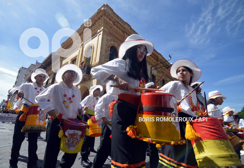 CUENCA-DESFILE ESTUDIANTIL-FISTAS DE CUENCA