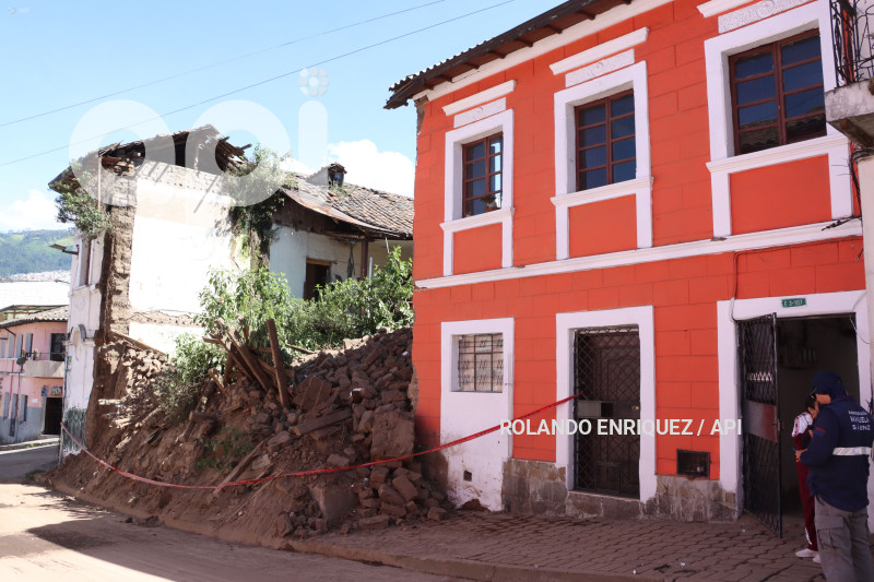 CASA-CAIDA-LA-TOLA