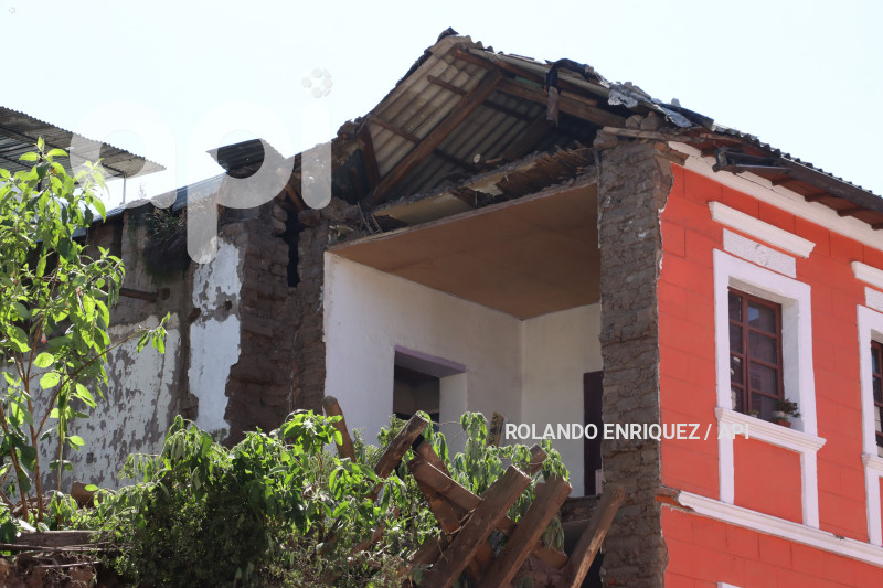CASA-CAIDA-LA-TOLA