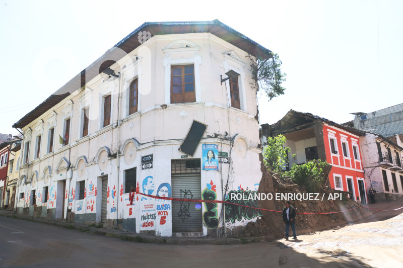 CASA-CAIDA-LA-TOLA
