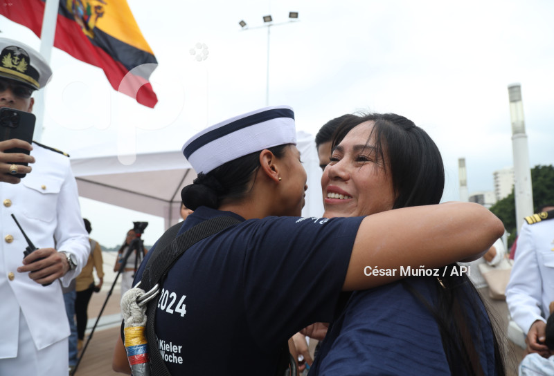 GYE-ZARPE BUQUE ESCUELA GUAYAS