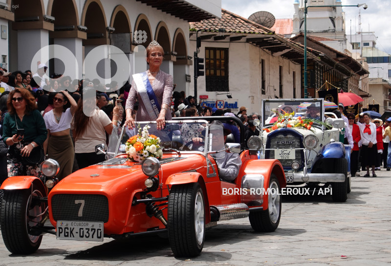 CUENCA-DESFILE-100 AÑOS-HERLINDA TORAL