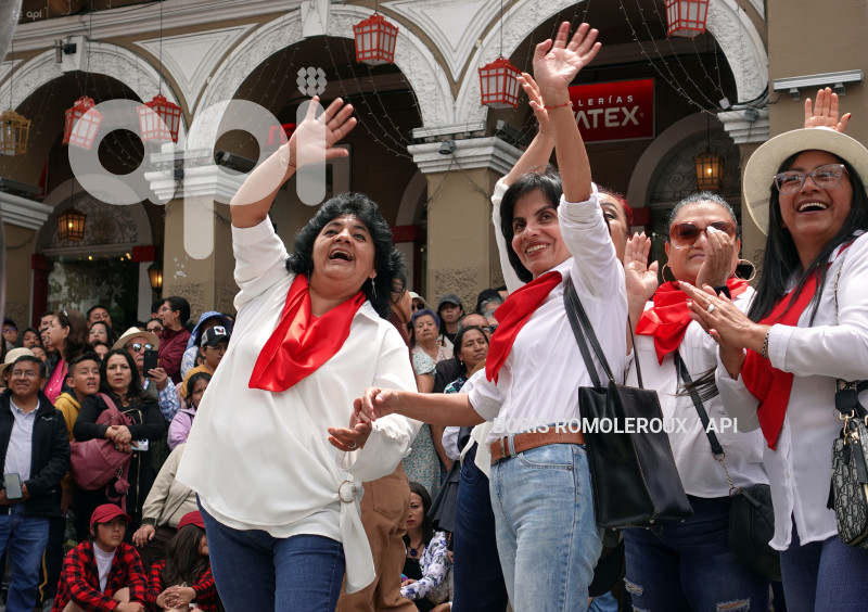 CUENCA-DESFILE-100 AÑOS-HERLINDA TORAL