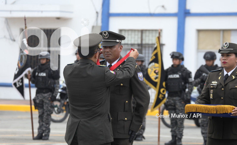 GYE-CONDECORACION POLICIAS