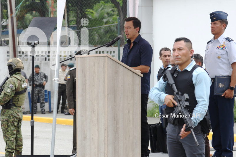 GYE-CONDECORACION POLICIAS