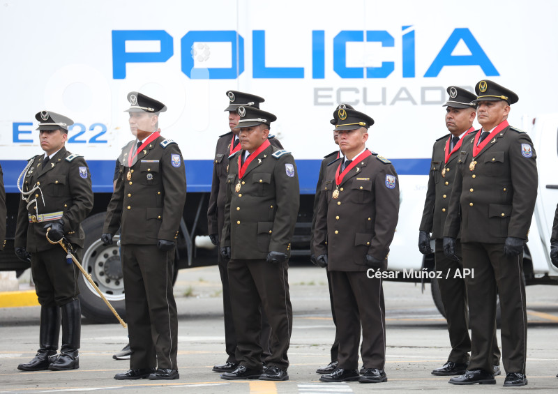 GYE-CONDECORACION POLICIAS