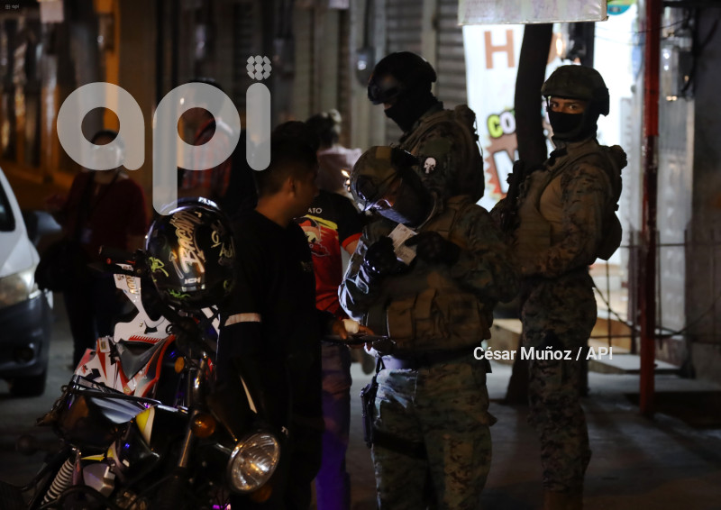MANTA-OPERATIVO MILITAR-NOCHE