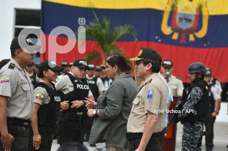 MANTA-ENTREGA-CHALECOS-POLICIA