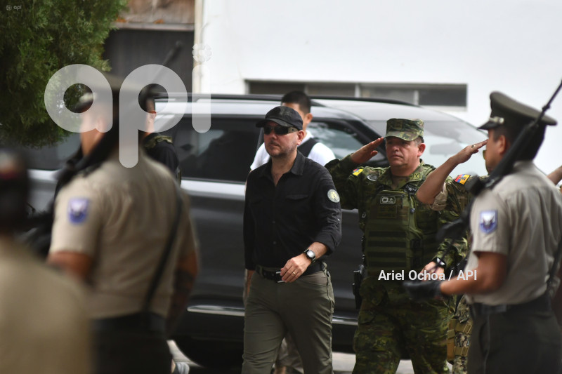 MANTA-ENTREGA-CHALECOS-POLICIA