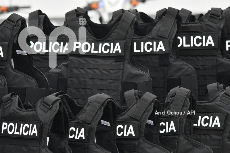 MANTA-ENTREGA-CHALECOS-POLICIA