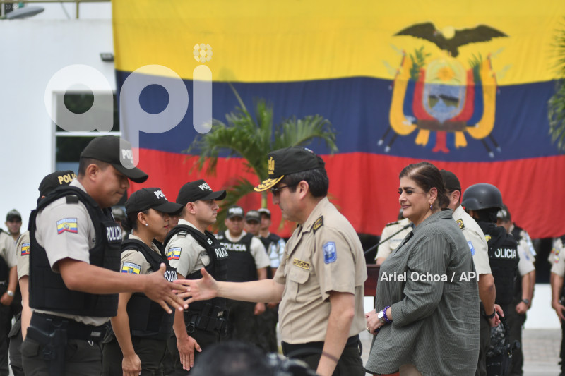 MANTA-ENTREGA-CHALECOS-POLICIA