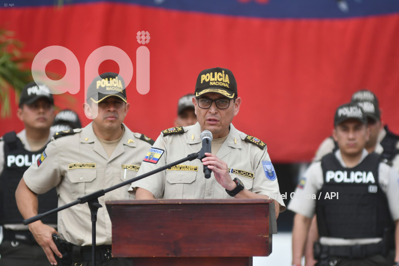 MANTA-ENTREGA-CHALECOS-POLICIA