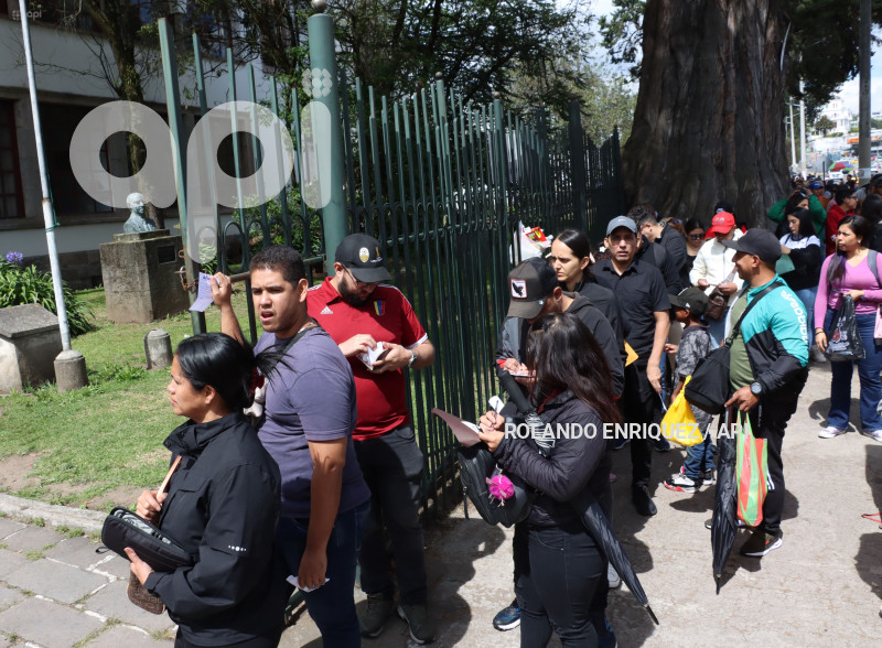 VENEZOLANOS-RETIRAN-SUS-PASAPORTES