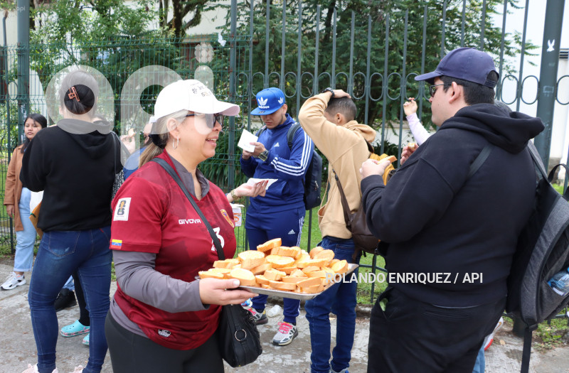 VENEZOLANOS-RETIRAN-SUS-PASAPORTES