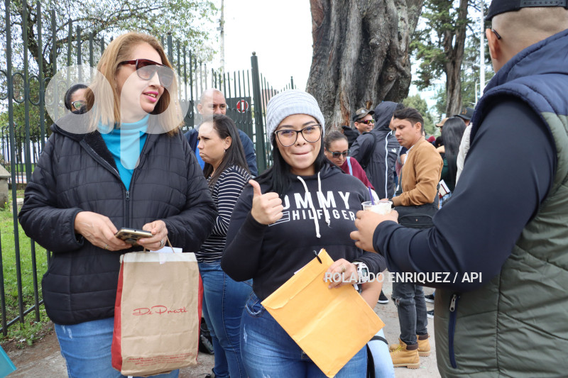 VENEZOLANOS-RETIRAN-SUS-PASAPORTES