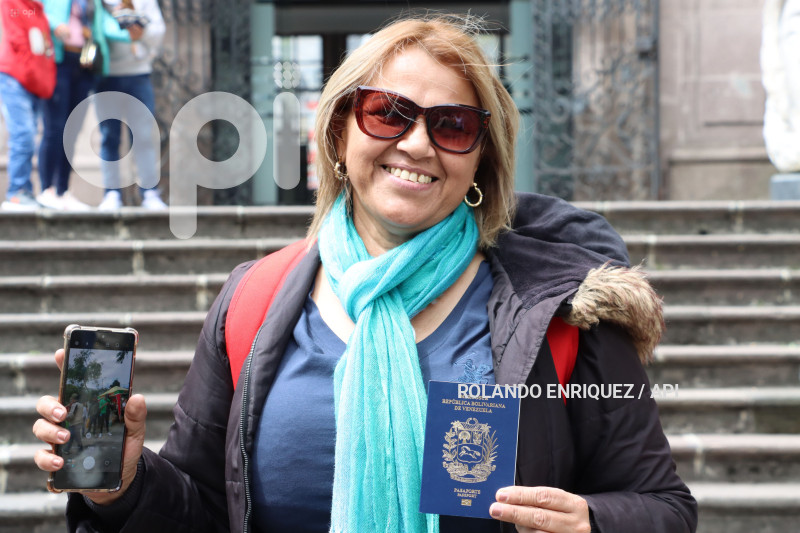 VENEZOLANOS-RETIRAN-SUS-PASAPORTES