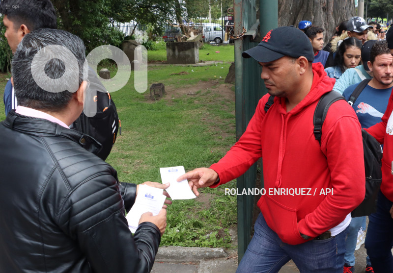 VENEZOLANOS-RETIRAN-SUS-PASAPORTES