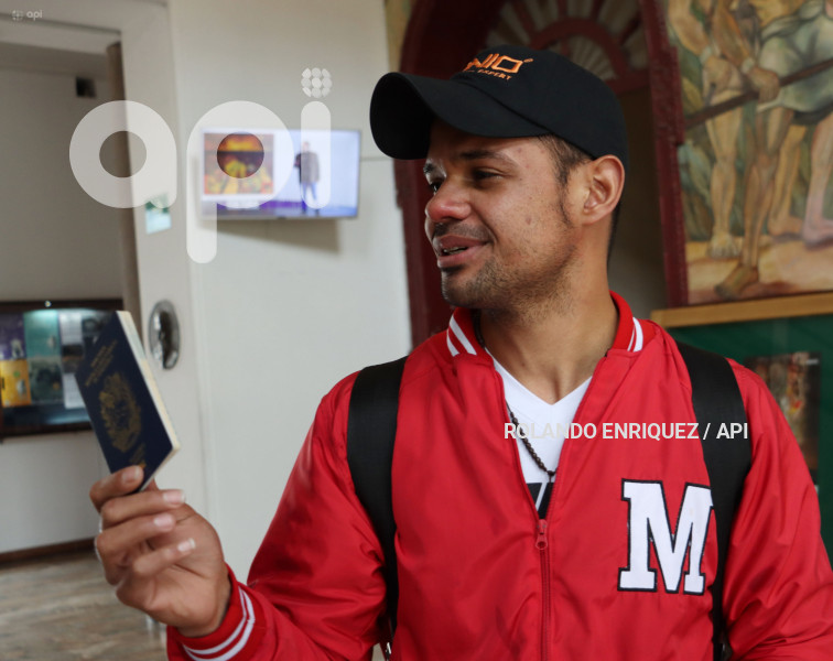 VENEZOLANOS-RETIRAN-SUS-PASAPORTES