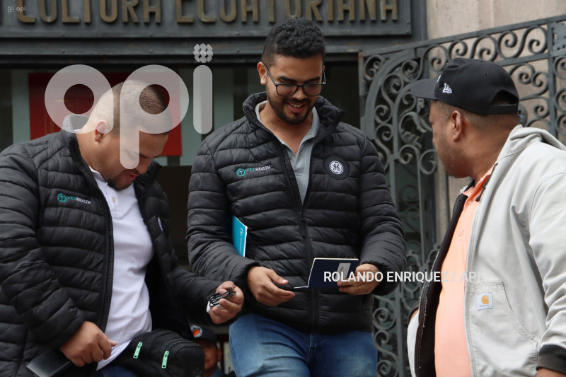 VENEZOLANOS-RETIRAN-SUS-PASAPORTES
