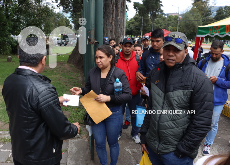 VENEZOLANOS-RETIRAN-SUS-PASAPORTES
