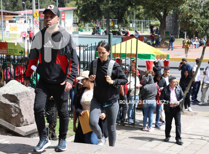 VENEZOLANOS-RETIRAN-SUS-PASAPORTES