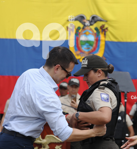 GYE-ENTREGA CHALECOS POLICIA