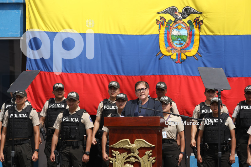 GYE-ENTREGA CHALECOS POLICIA