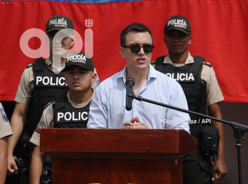 GYE-ENTREGA CHALECOS POLICIA