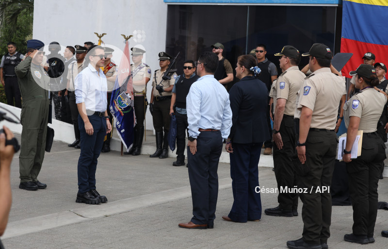 GYE-ENTREGA CHALECOS POLICIA