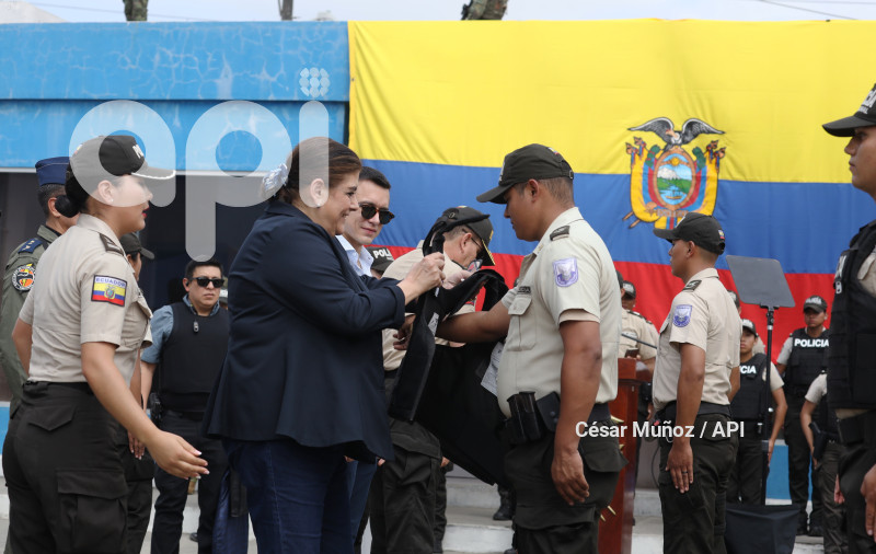 GYE-ENTREGA CHALECOS POLICIA