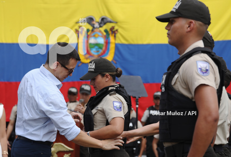 GYE-ENTREGA CHALECOS POLICIA