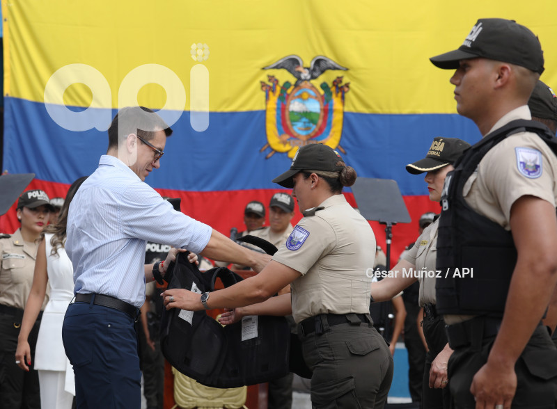 GYE-ENTREGA CHALECOS POLICIA