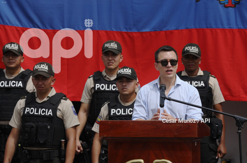 GYE-ENTREGA CHALECOS POLICIA