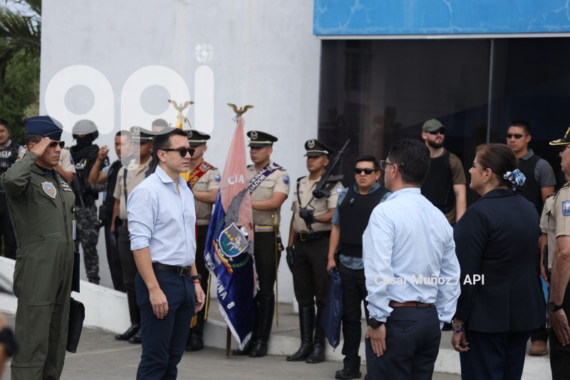 GYE-ENTREGA CHALECOS POLICIA