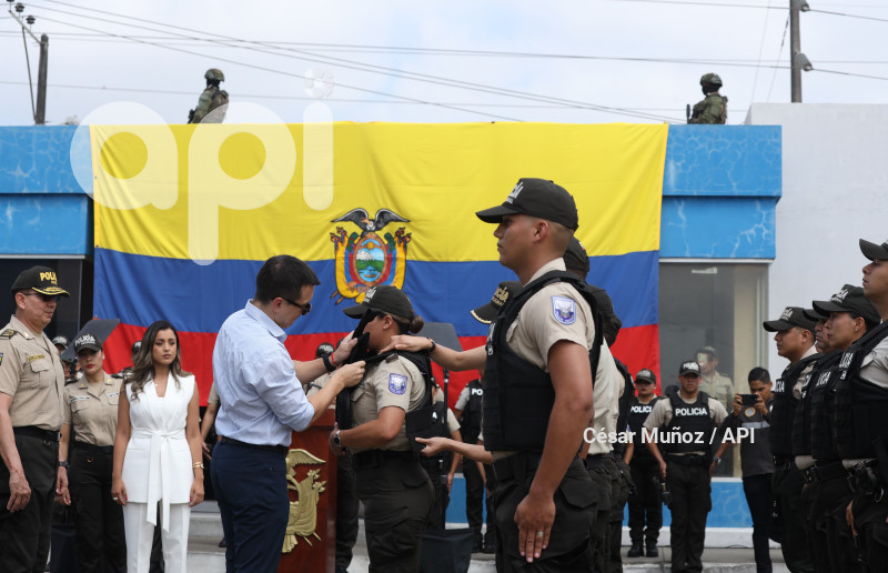 GYE-ENTREGA CHALECOS POLICIA