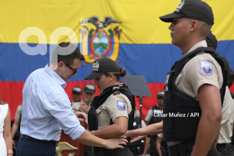 GYE-ENTREGA CHALECOS POLICIA
