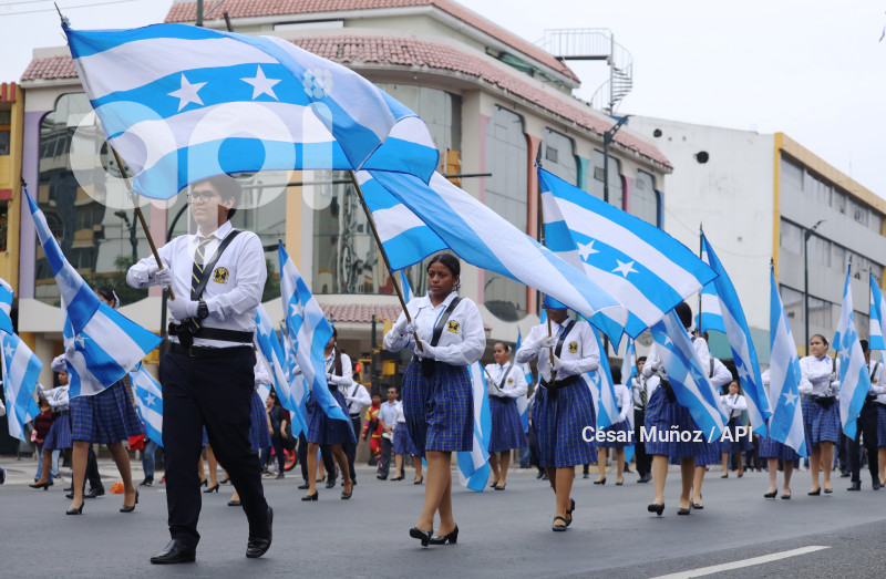 GYE-DESFILE ESTUDIANTIL