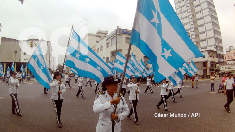 GYE-DESFILE ESTUDIANTIL
