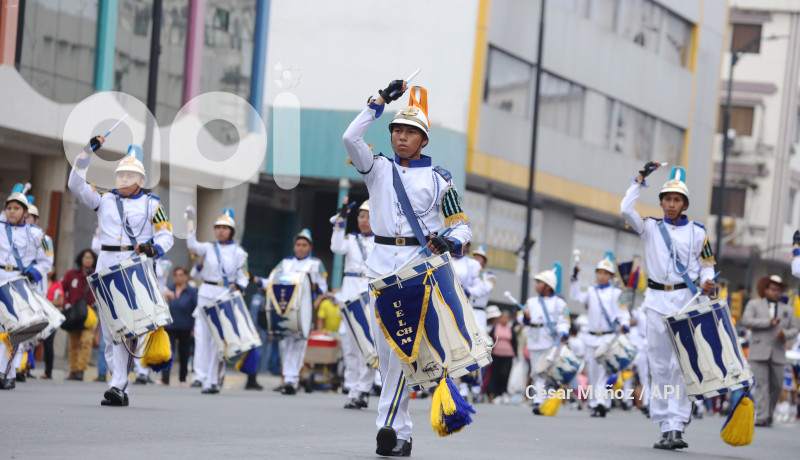 GYE-DESFILE ESTUDIANTIL