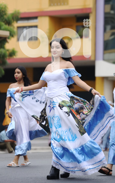 GYE-DESFILE ESTUDIANTIL