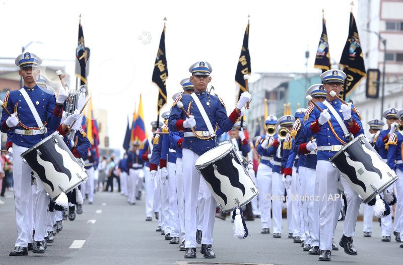 GYE-DESFILE ESTUDIANTIL