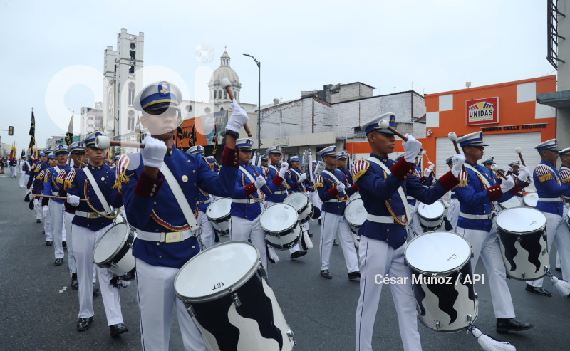 GYE-DESFILE ESTUDIANTIL