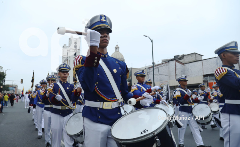 GYE-DESFILE ESTUDIANTIL