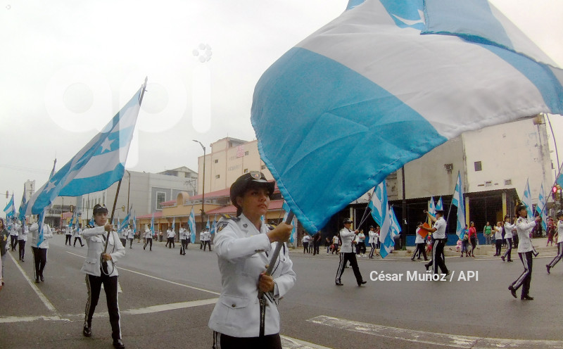 GYE-DESFILE ESTUDIANTIL