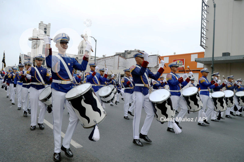 GYE-DESFILE ESTUDIANTIL
