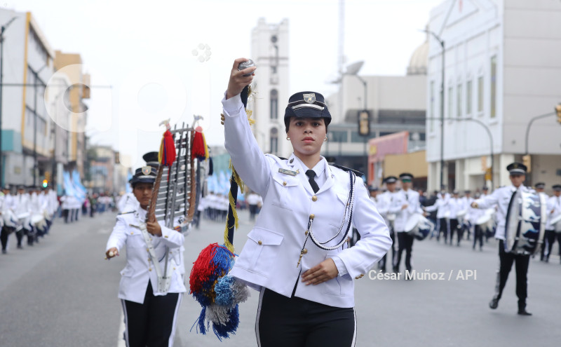 GYE-DESFILE ESTUDIANTIL